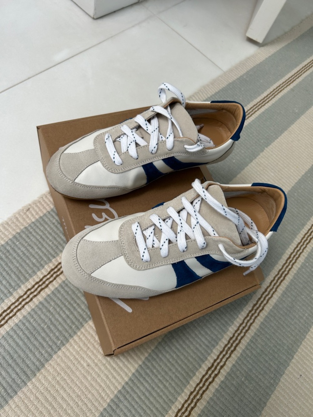 Madewell The Oaklynne Sneaker in weathered concrete & blue